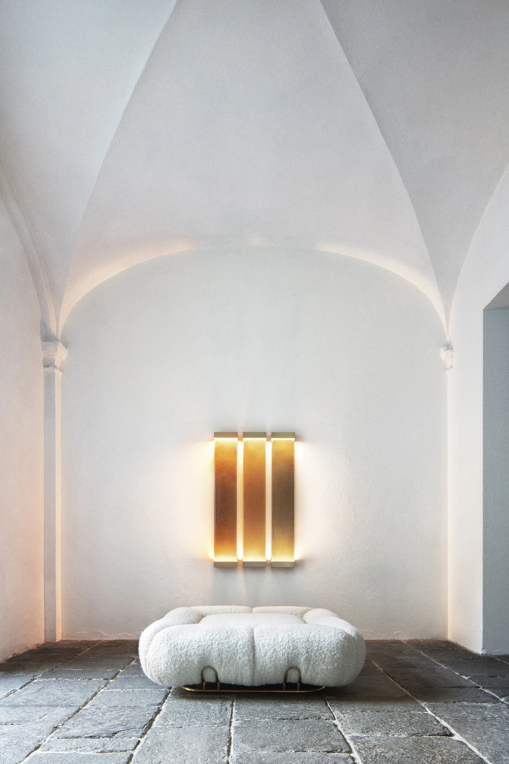 DA JUD lamps and MARSHMALLOW pouf1 Borgovico33 ph R Gasperoni